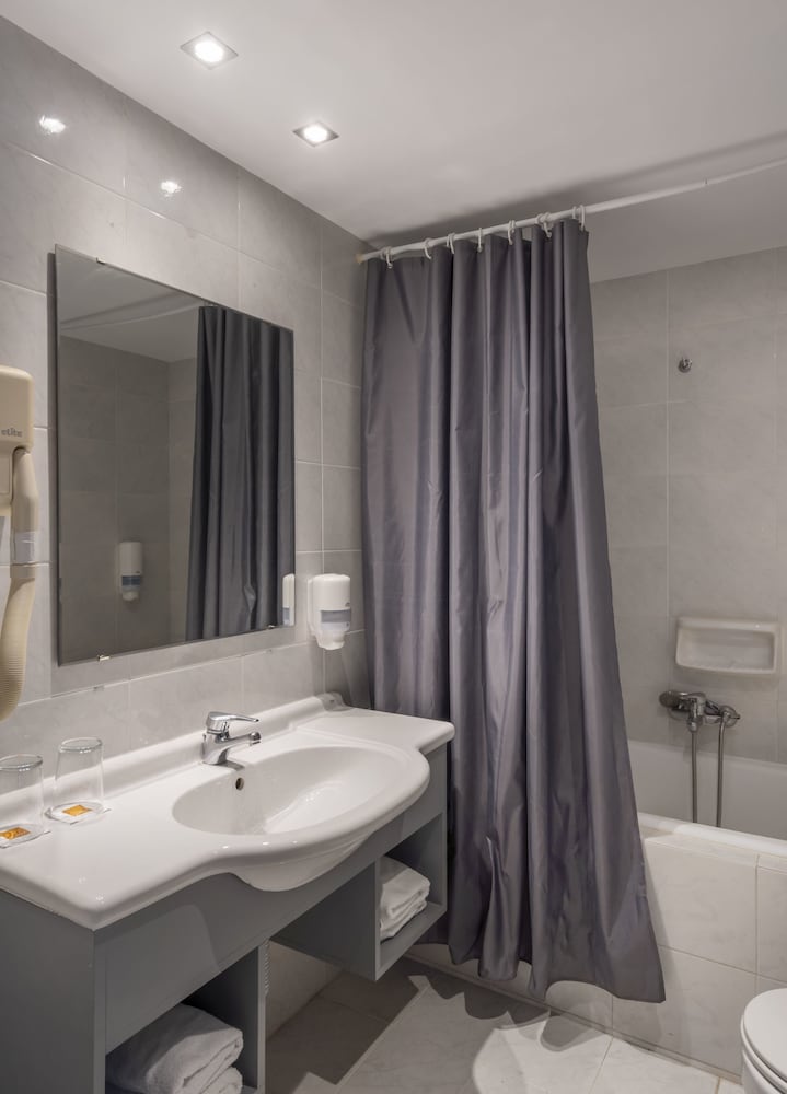 Standard Triple Room (Back View) - Photo 7