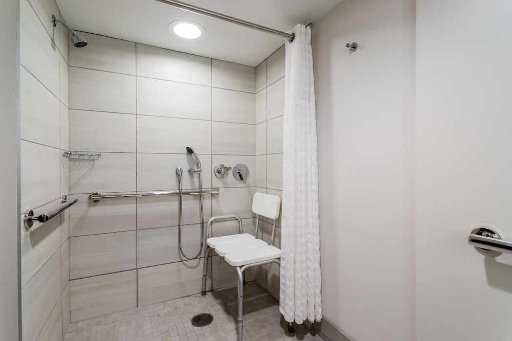 Suite, 2 Double Beds, Accessible (Roll-in Shower) - Photo 6