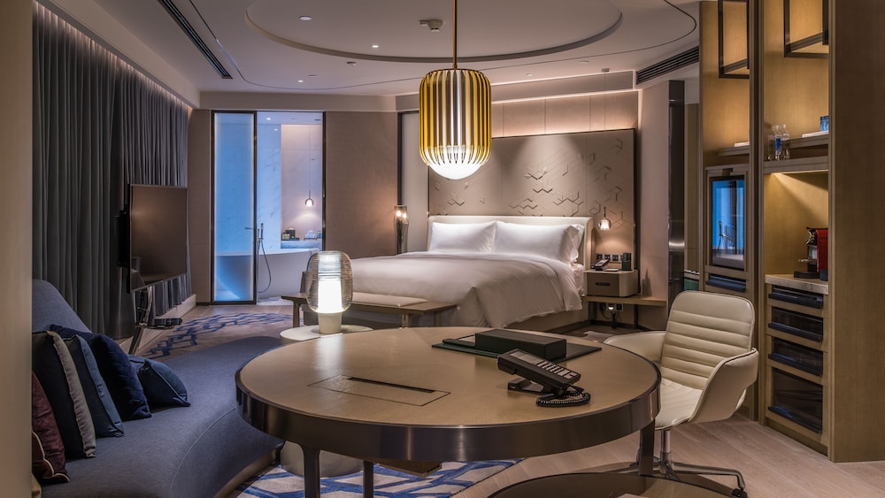 Suite, 1 King Bed (Ambassador, Dining, High Floor)
