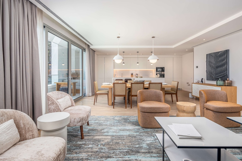 Premium Suite, River View, Corner