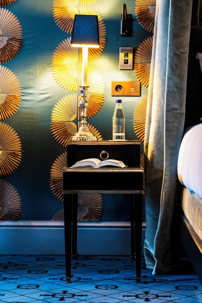 Hôtel de Berri Champs-Élysées, a Luxury Collection Hotel bedroom photo