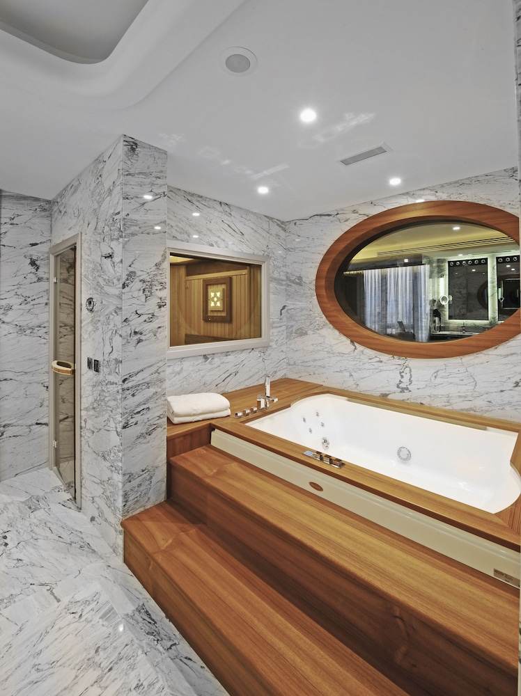 Suite, 1 King Bed, Smoking, Club Lounge Access (High Floor) - Photo 2