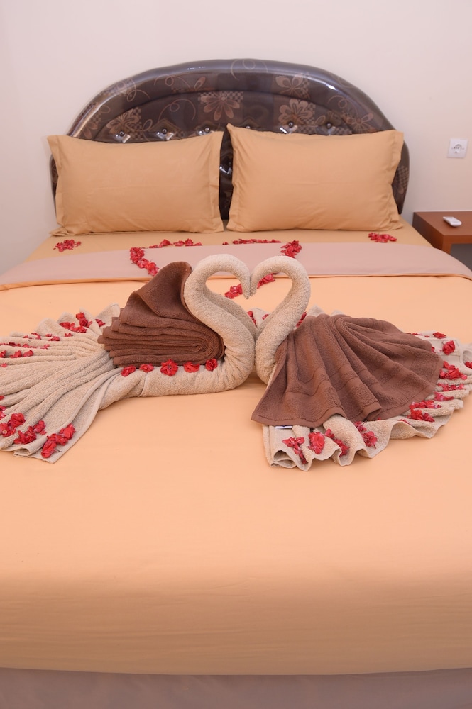 Deluxe Room, 1 Queen Bed photo 3