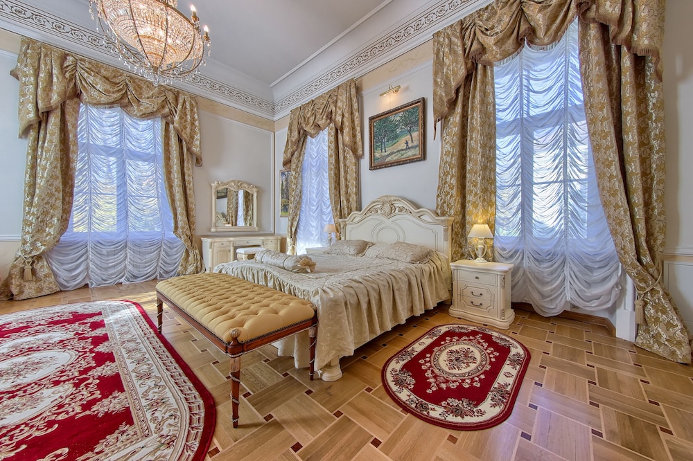 Grand Suite, 1 King Bed, Garden View (Golden) photo 3