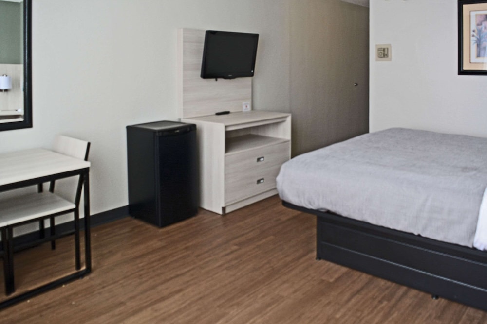 Standard Room, 1 King Bed, Non Smoking - Photo 4