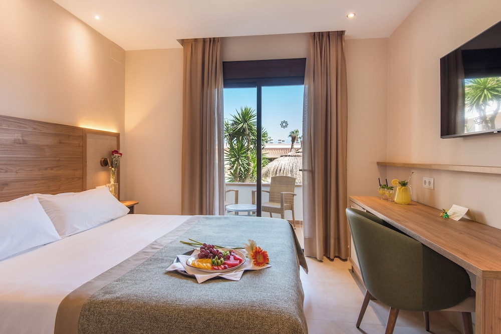 Single room ground floor with terrace, garden and pool view photo 2