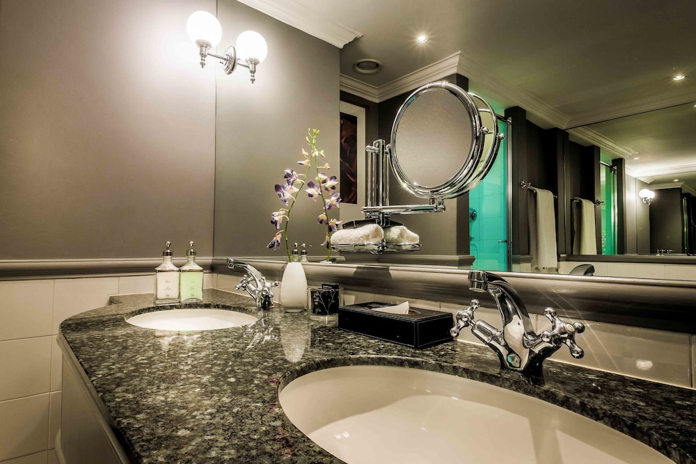 Executive Room thumbnail 6