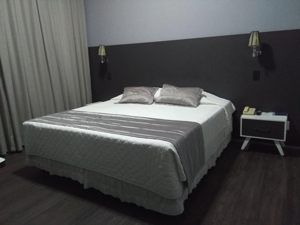 Deluxe Room, 1 Queen Bed photo 1