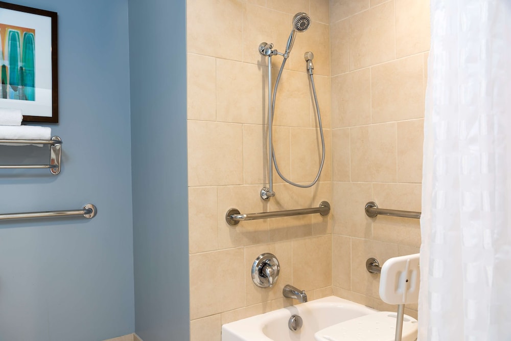 Room, 1 King Bed, Accessible, Bathtub - Photo 13