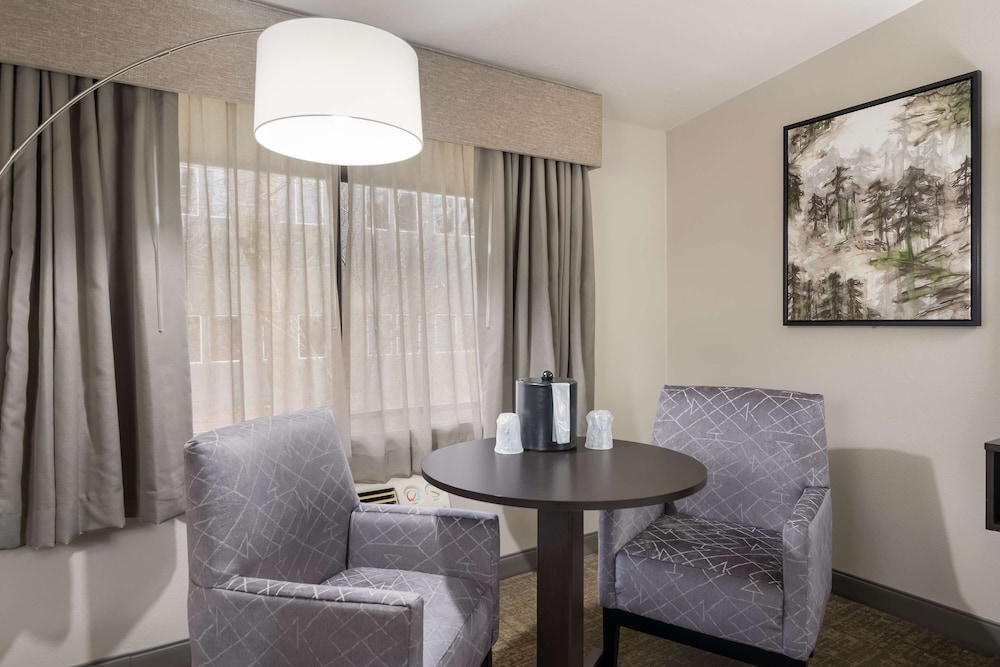 Standard Room, 1 Queen Bed, Non Smoking, Refrigerator