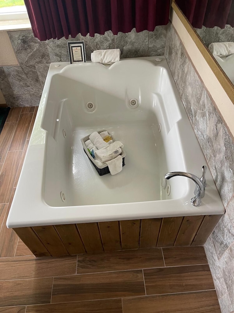 Exclusive Room, 1 King Bed, Jetted Tub