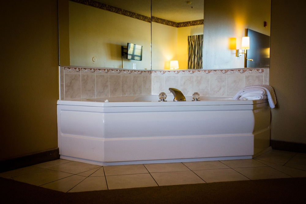 Room, 1 King Bed, Jetted Tub photo 2