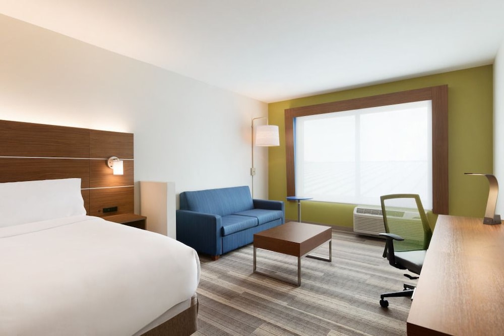 Suite, 1 King Bed with Sofa bed photo 2