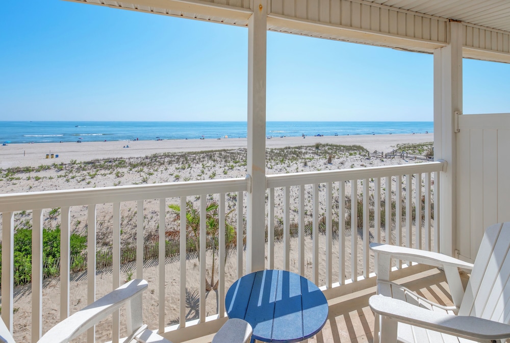 Studio Suite, 1 King Bed, Balcony, Ocean View photo 2