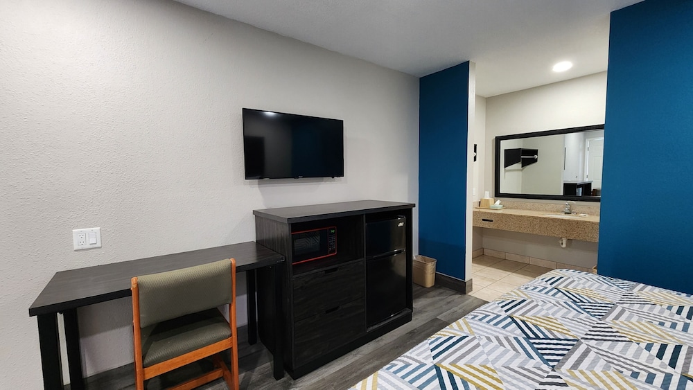 Standard Room, 1 King Bed, Non Smoking, Refrigerator & Microwave - Photo 1