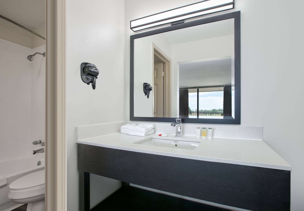 Room, 1 King Bed, Non Smoking, Pool View (Interior) - Photo 5