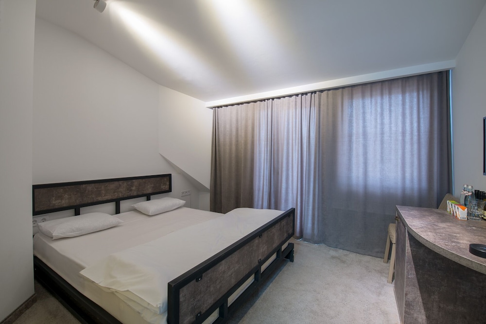 Basic Double Room, 1 King Bed, City View photo 3