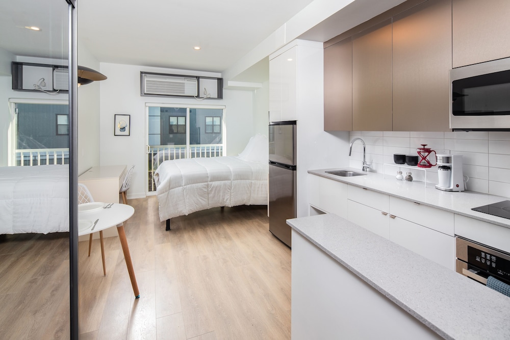 Standard Studio Suite, 1 Queen Bed, Roll-in Shower, Balcony photo 1