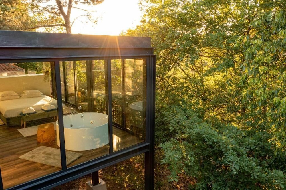 Deluxe Tree House