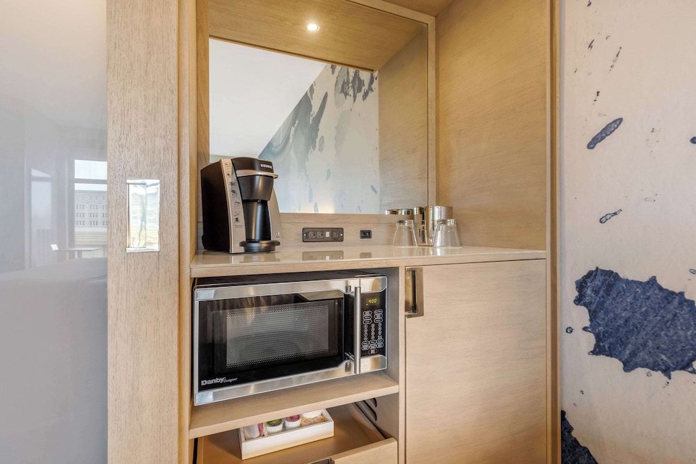 Suite, 1 King Bed, Non Smoking - Photo 3