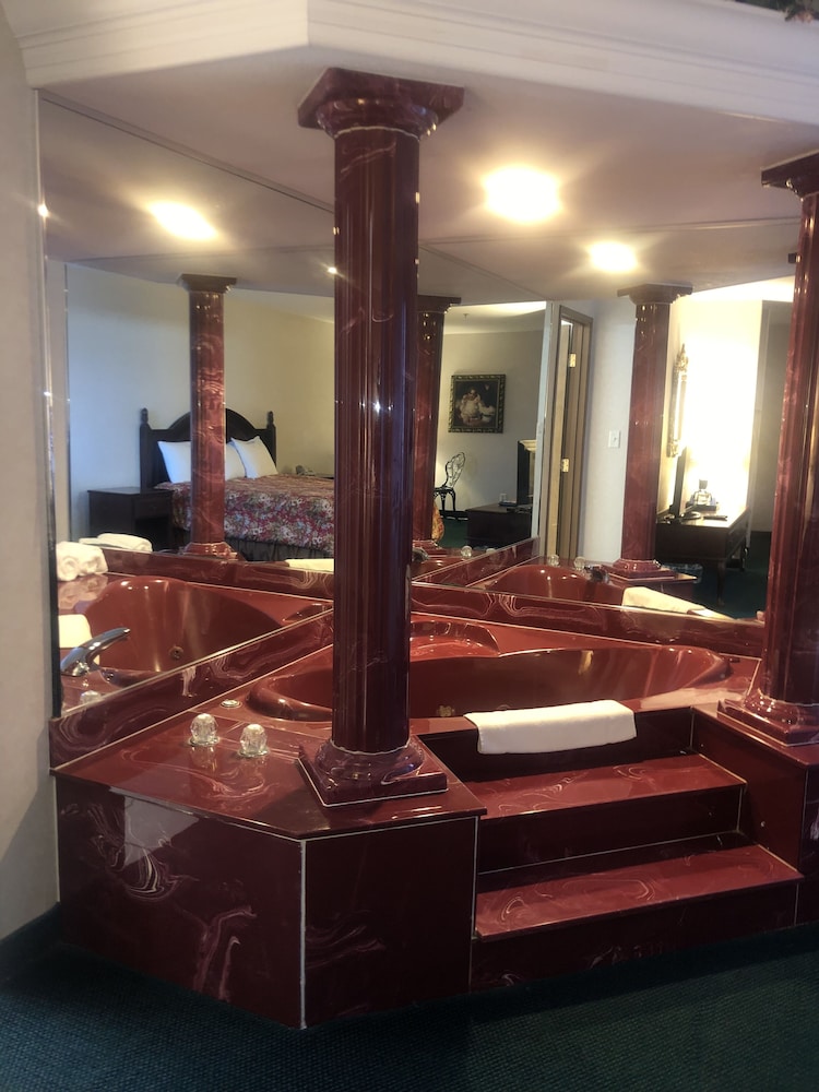 Suite, 1 King Bed, Non Smoking, Jetted Tub photo 2