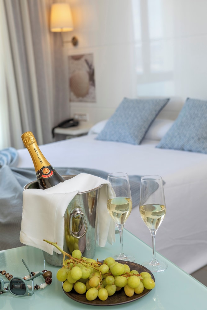 Romantic Room parentheses (cava, chocolates and roses) Romantic Room parentheses (cava, chocolates and roses)