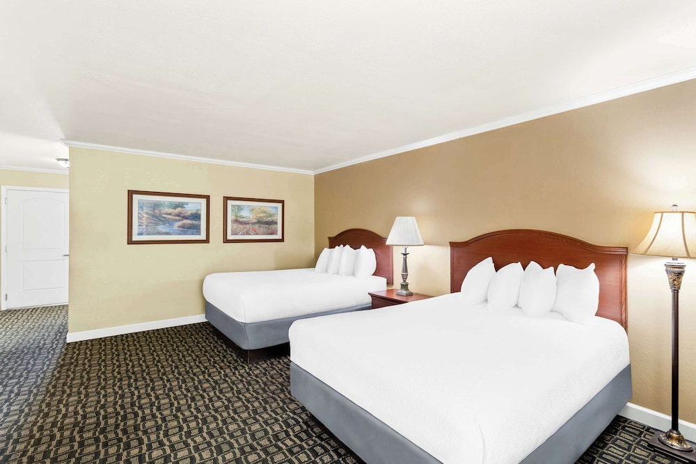 Standard Room, 2 Queen Beds, Non Smoking, Refrigerator & Microwave (Pet Friendly) photo 1