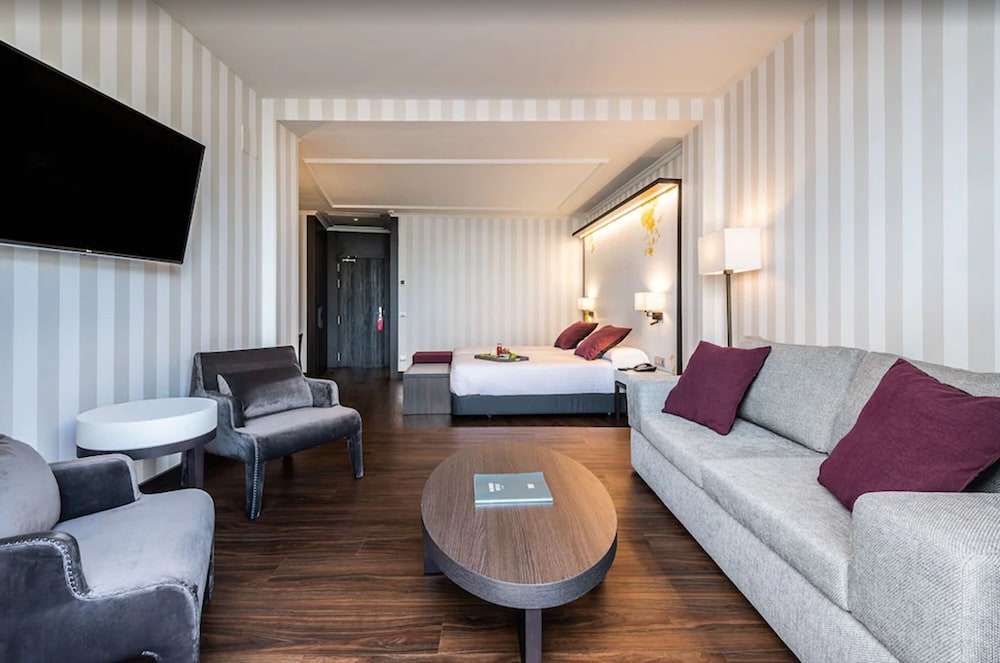 Junior Suite, 1 Queen Bed, Balcony (Deluxe)