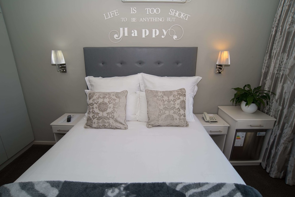 Petite Hotel Room (1) photo 1