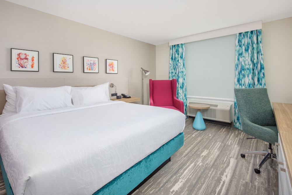 Suite, 1 King Bed, Corner - Photo 2