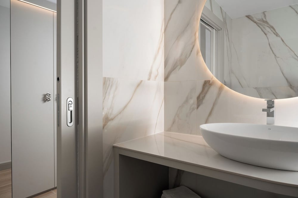 Deluxe Double or Twin Room - Photo 17