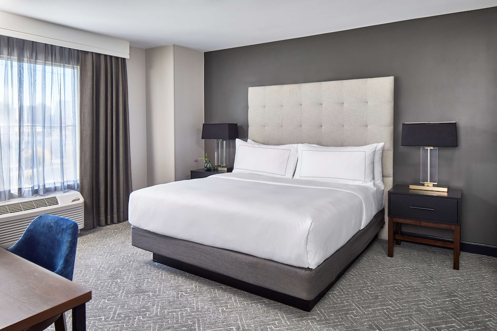 Suite, 1 Bedroom, Accessible (Hearing) - Photo 2