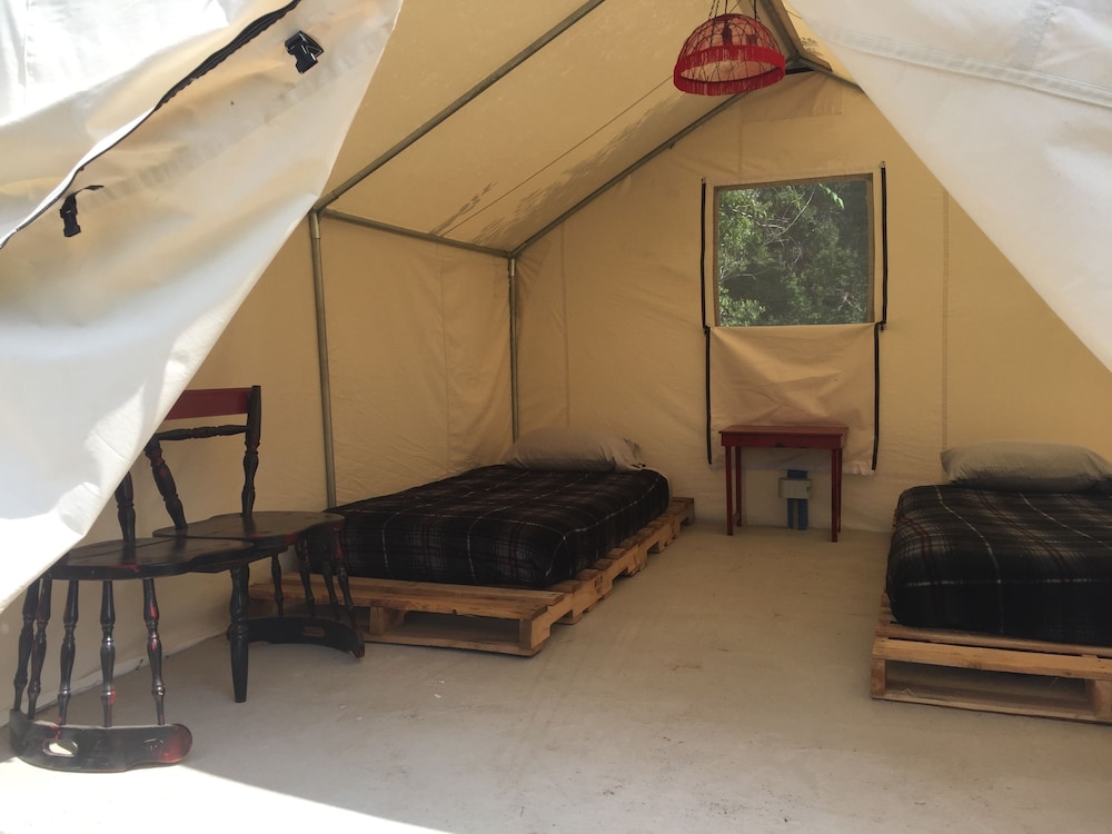 Comfort Tent, 2 Twin Beds, Shared Bathroom photo 1