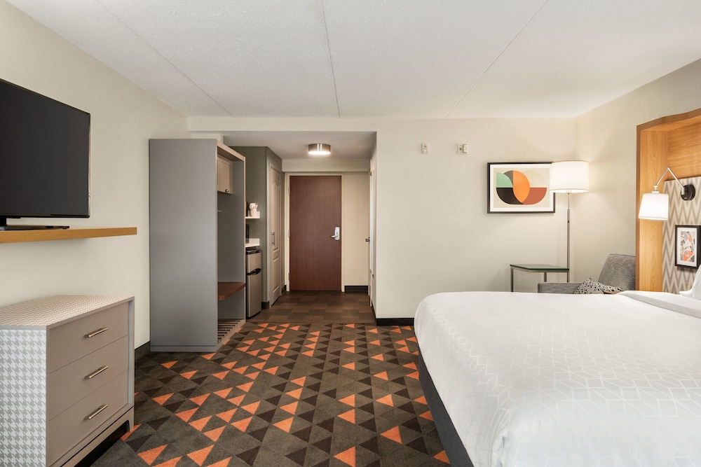 Standard Room, 1 King Bed (Walk-In Shower) - Photo 2