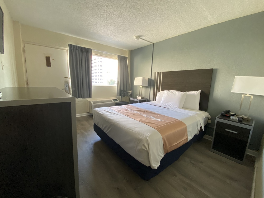 Basic Room, 1 Queen Bed, Smoking photo 3