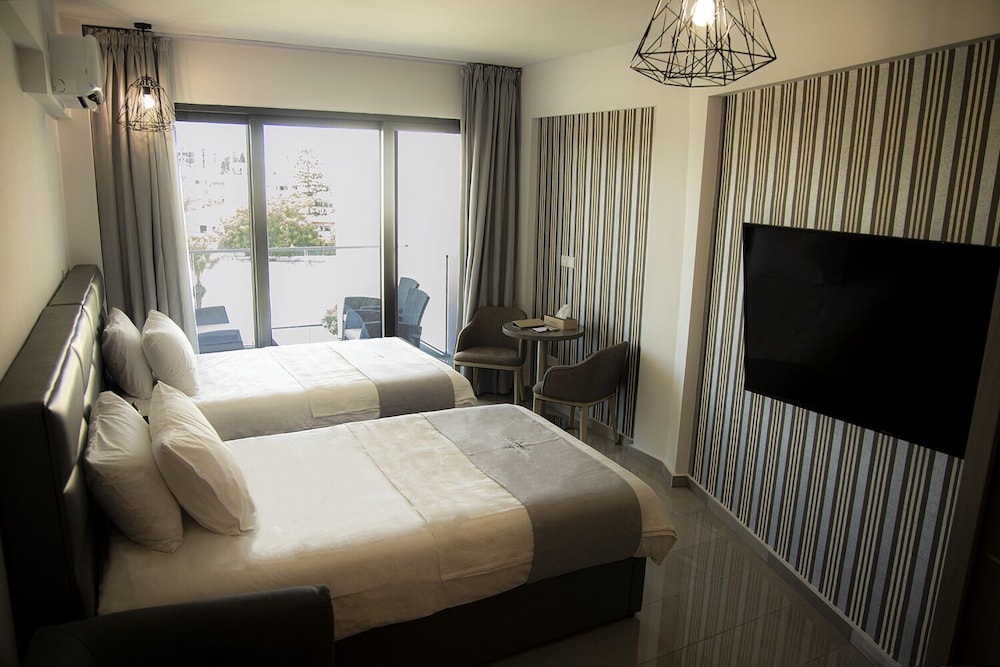Superior Twin Room, Balcony, City View photo 2