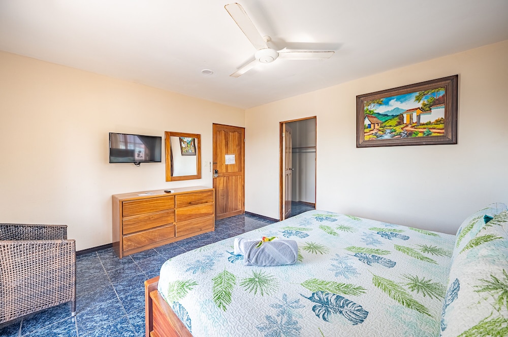 Signature Room, 1 King Bed, Balcony photo 2