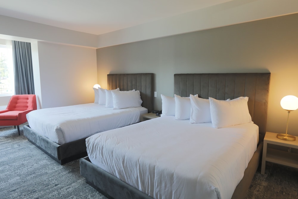 Standard Room, 2 Queen Beds, Lakeside photo 1