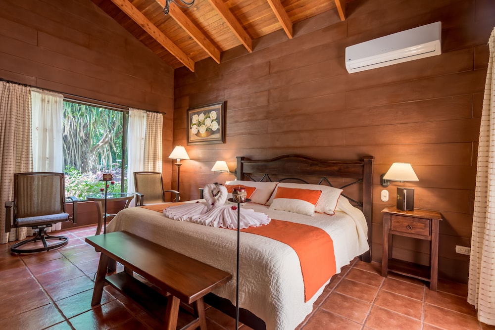 Romantic Villa, Jetted Tub - Photo 10