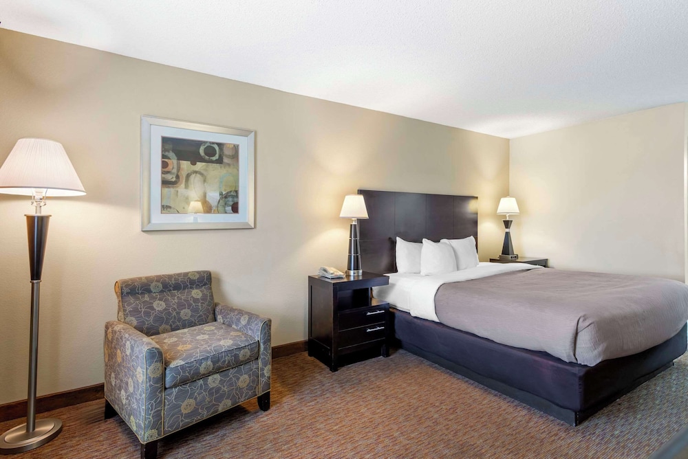 Standard Room, 1 King Bed, Non Smoking - Photo 1