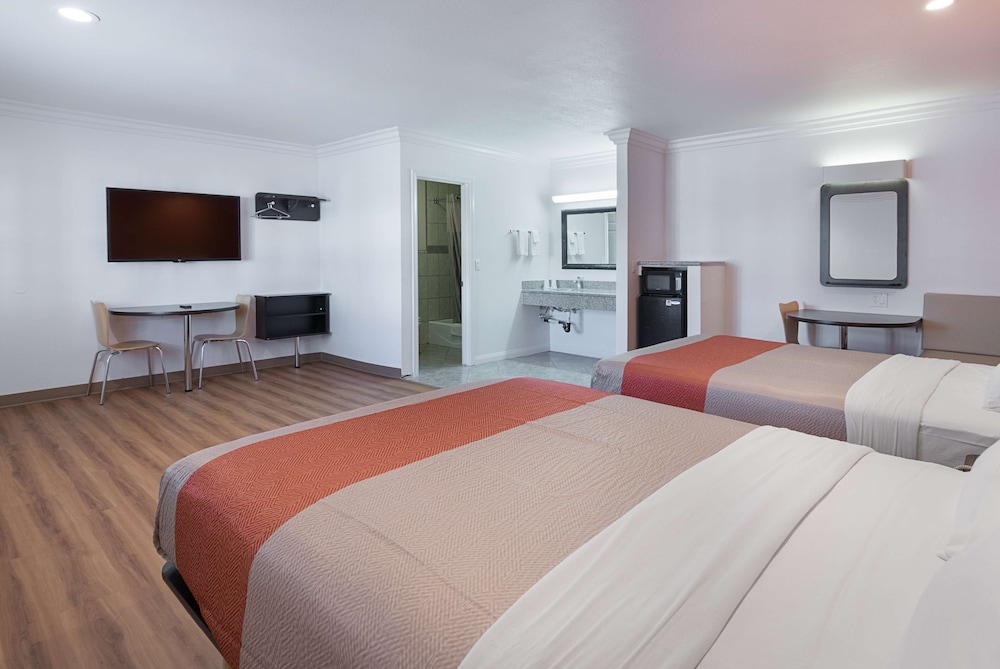Deluxe Room, 2 Queen Beds, Non Smoking, Refrigerator & Microwave - Photo 2