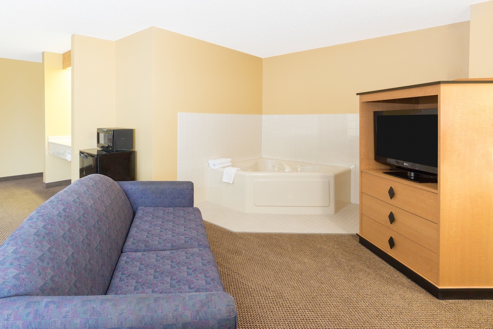 Superior Suite, 1 King Bed, Non Smoking (One-Bedroom Suite) - Photo 3