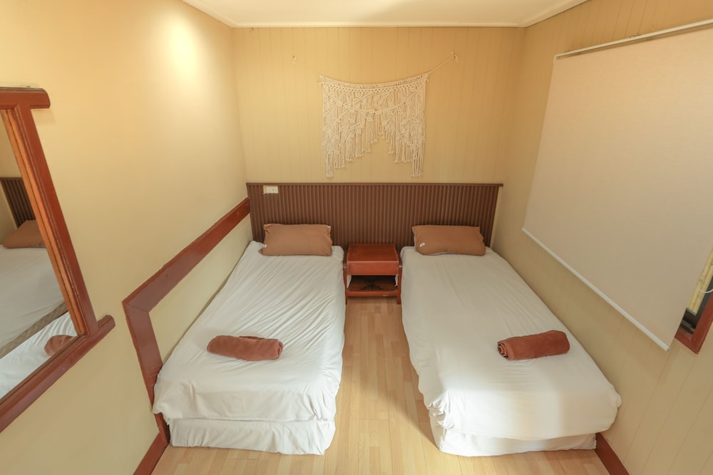 Standard Twin Room - Photo 3
