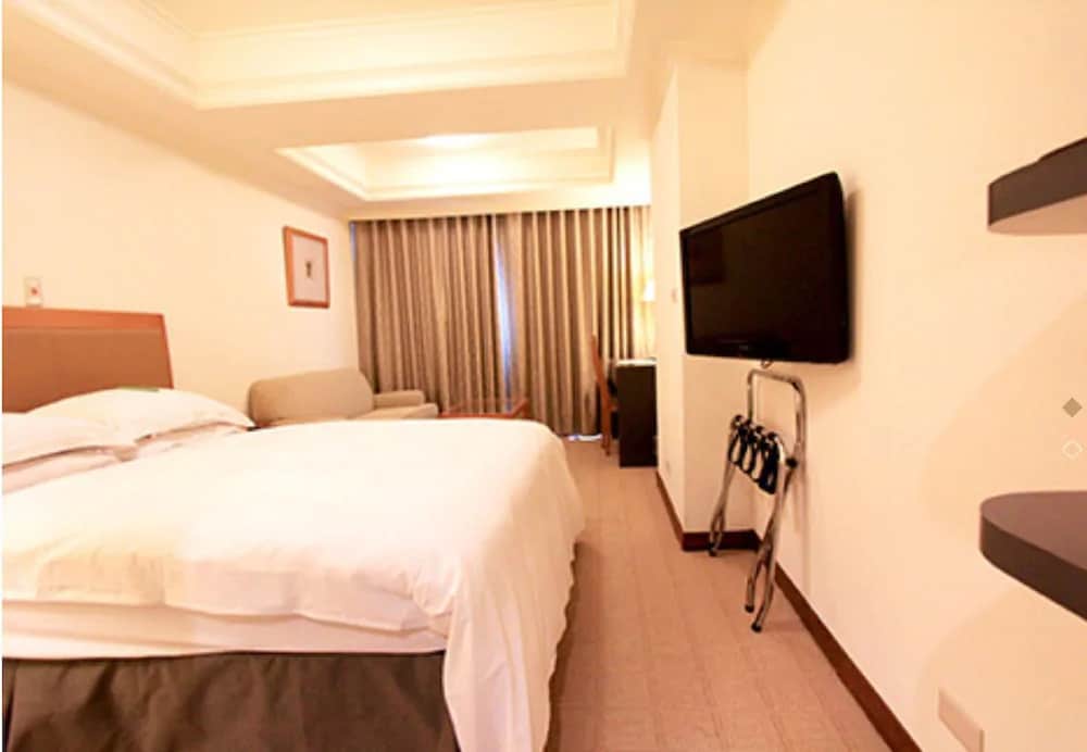 ELEGANT QUEEN ROOM