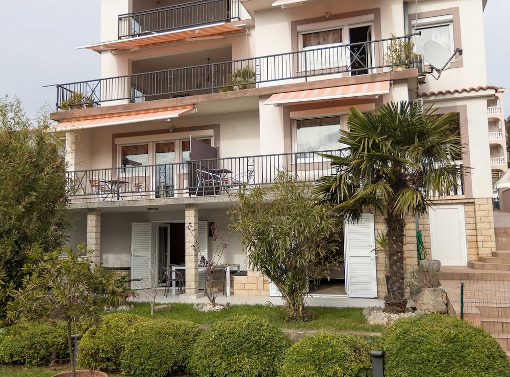 Studio (Standard Studio Apartment with Sea Vi)