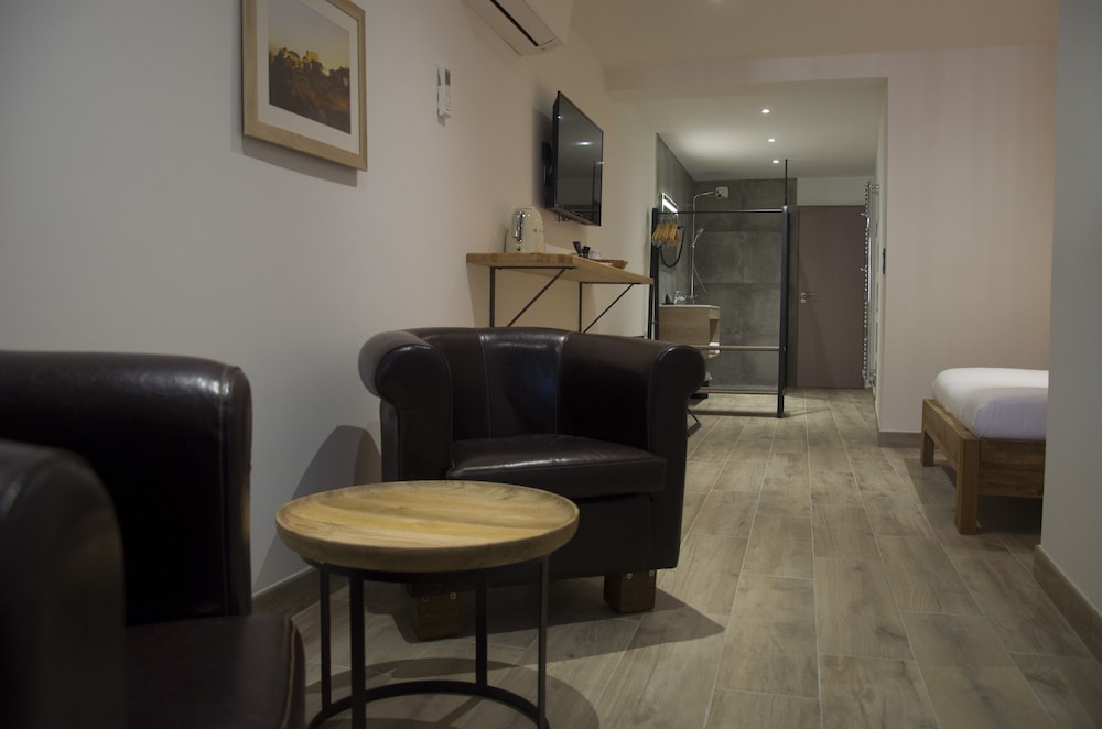 Executive Double Room, Ensuite, City View - Photo 11