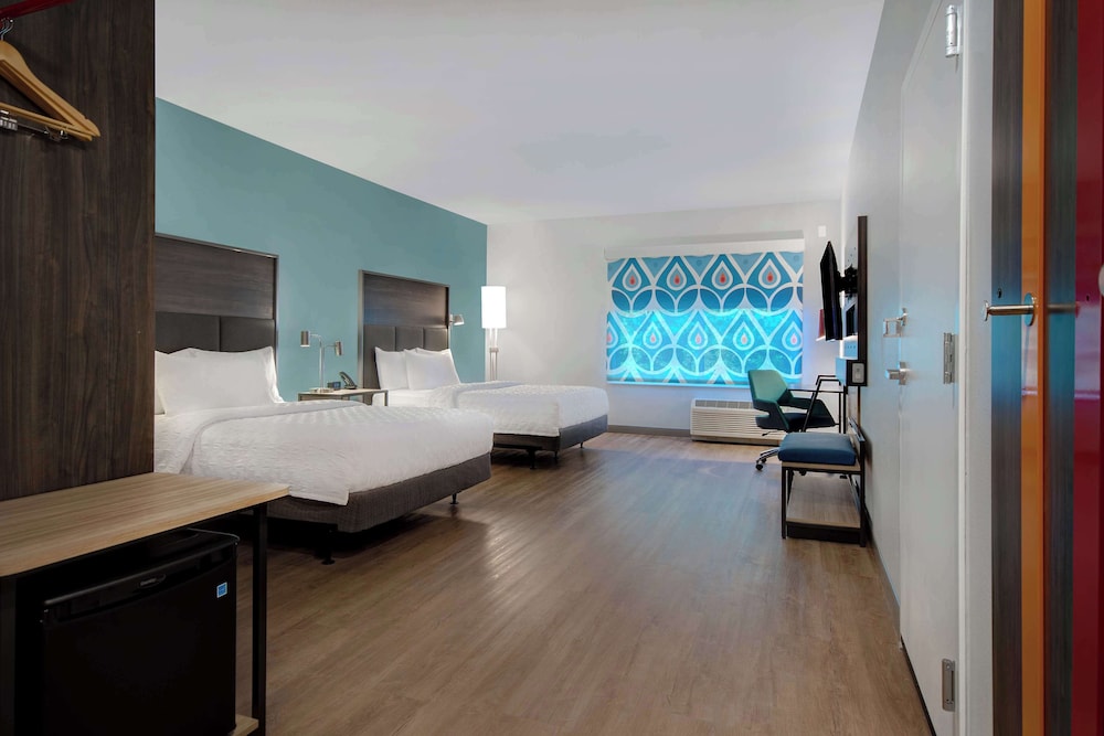 Room, 2 Queen Beds, Accessible, Bathtub (Mobility & Hearing)