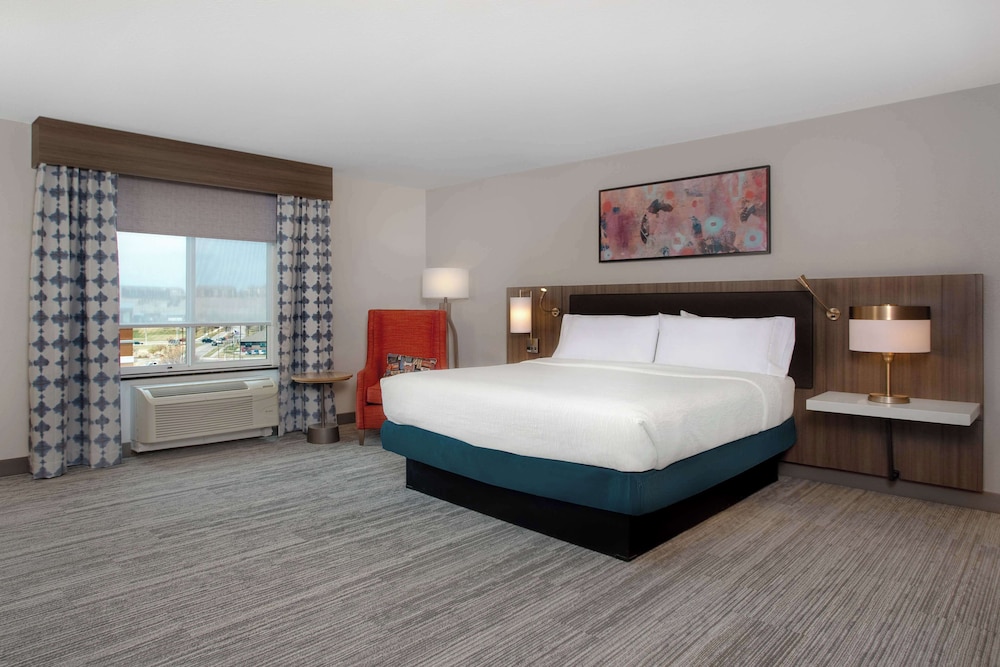 1 King Bed Suite with Sofabed - Photo 2