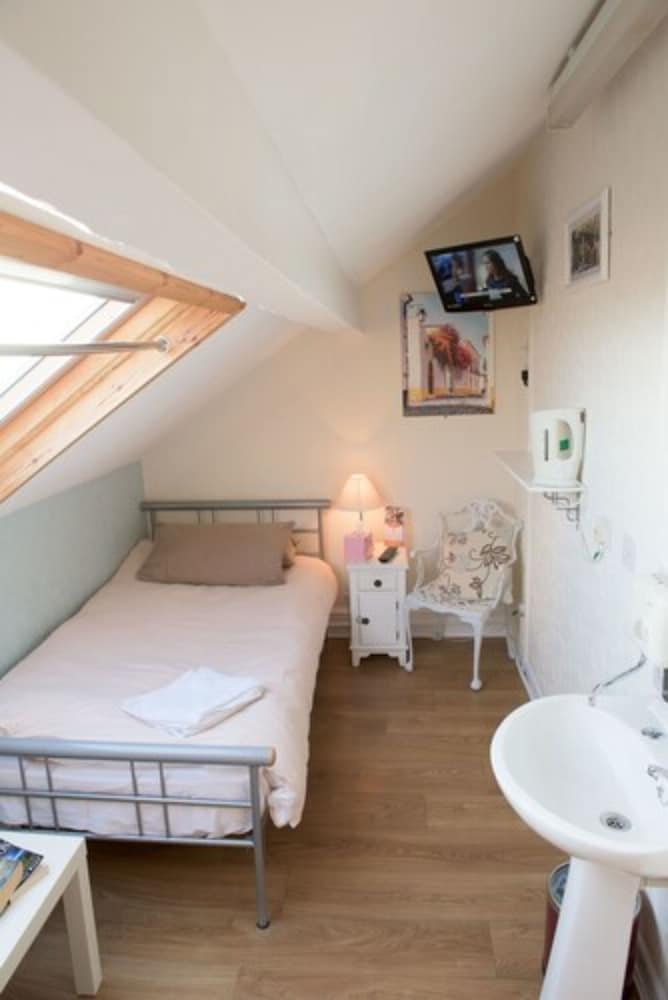 Twin Room, Shared Bathroom photo 1