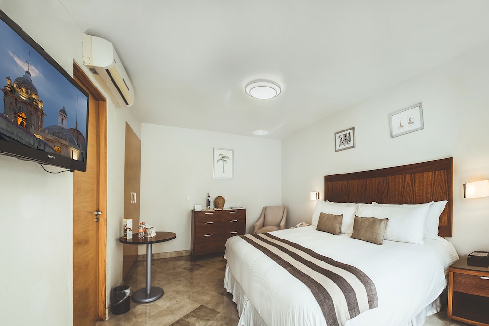 Deluxe Room, 1 King Bed photo 3